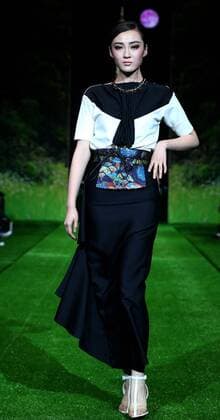 (151030) -- BEIJING, Oct. 30, 2015 -- A model shows a creation of PLD Fu Suqin Collection by designing Fu Suqin during the China Fashion Week in Beijing, capital of China, Oct. 30, 2015. ) (zkr) CHINA-BEIJING-FASHION WEEK(CN) ChenxJianli 