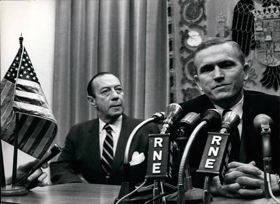 1972 - Borman arrives to Madrid: American spaceman Colonel Frank Borman arrives today, February 17th, to Barajas Airport from Roma. Borman shall spent two days in Spain accompanied by his wife and his three sons. - ZUMAk09_