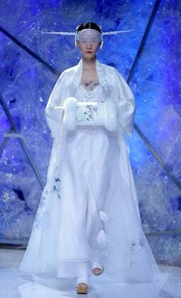 (151031) -- BEIJING, Oct. 30, 2015 -- A model presents a creation designed by Xiong Ying during the China Fashion Week in Beijing, capital of China, Oct. 30, 2015. ) (ry) CHINA-BEIJING-FASHION WEEK (CN) ChenxJianli 