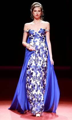 (151031) -- BEIJING, Oct. 30, 2015 -- A model presents a creation designed by Xie Jiaqi during the China Fashion Week in Beijing, capital of China, Oct. 30, 2015. ) (ry) CHINA-BEIJING-FASHION WEEK (CN) ChenxJianli 