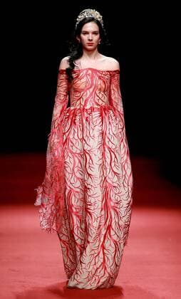 (151031) -- BEIJING, Oct. 30, 2015 -- A model presents a creation designed by Xie Jiaqi during the China Fashion Week in Beijing, capital of China, Oct. 30, 2015. ) (ry) CHINA-BEIJING-FASHION WEEK (CN) ChenxJianli 