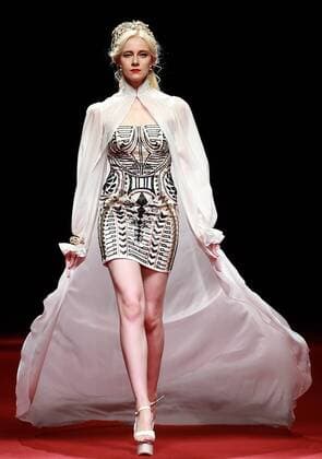 (151031) -- BEIJING, Oct. 30, 2015 -- A model presents a creation designed by Xie Jiaqi during the China Fashion Week in Beijing, capital of China, Oct. 30, 2015. ) (ry) CHINA-BEIJING-FASHION WEEK (CN) ChenxJianli 