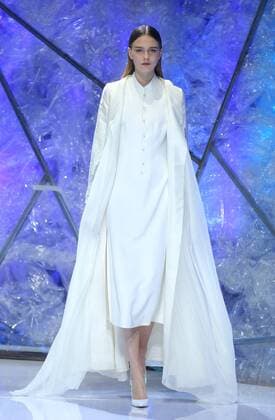 (151031) -- BEIJING, Oct. 30, 2015 -- A model presents a creation designed by Xiong Ying during the China Fashion Week in Beijing, capital of China, Oct. 30, 2015. ) (ry) CHINA-BEIJING-FASHION WEEK (CN) ChenxJianli 