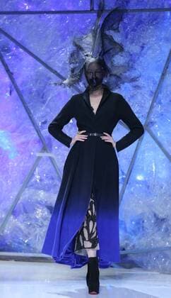 (151031) -- BEIJING, Oct. 30, 2015 -- A model presents a creation designed by Xiong Ying during the China Fashion Week in Beijing, capital of China, Oct. 30, 2015. ) (ry) CHINA-BEIJING-FASHION WEEK (CN) ChenxJianli 