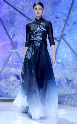 (151031) -- BEIJING, Oct. 30, 2015 -- A model presents a creation designed by Xiong Ying during the China Fashion Week in Beijing, capital of China, Oct. 30, 2015. ) (ry) CHINA-BEIJING-FASHION WEEK (CN) ChenxJianli 