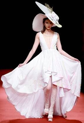 (151031) -- BEIJING, Oct. 30, 2015 -- A model presents a creation designed by Xie Jiaqi during the China Fashion Week in Beijing, capital of China, Oct. 30, 2015. ) (ry) CHINA-BEIJING-FASHION WEEK (CN) ChenxJianli 