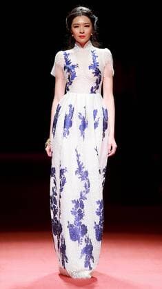 (151031) -- BEIJING, Oct. 30, 2015 -- A model presents a creation designed by Xie Jiaqi during the China Fashion Week in Beijing, capital of China, Oct. 30, 2015. ) (ry) CHINA-BEIJING-FASHION WEEK (CN) ChenxJianli 