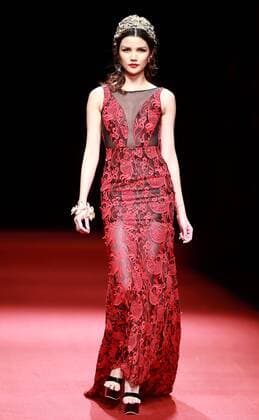 (151031) -- BEIJING, Oct. 30, 2015 -- A model presents a creation designed by Xie Jiaqi during the China Fashion Week in Beijing, capital of China, Oct. 30, 2015. ) (ry) CHINA-BEIJING-FASHION WEEK (CN) ChenxJianli 