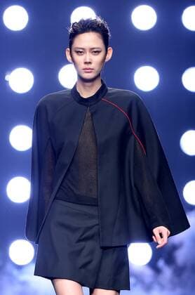 (151031) -- BEIJING, Oct. 31, 2015 -- A model presents a creation designed by Gioia Pan during the China Fashion Week in Beijing, capital of China, Oct. 31, 2015. ) (wjq) CHINA-BEIJING-FASHION WEEK (CN) ChenxJianli 
