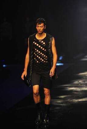 (151031) -- BEIJING, Oct. 31, 2015 -- A model presents a creation designed by Gioia Pan during the China Fashion Week in Beijing, capital of China, Oct. 31, 2015. ) (yxb) CHINA-BEIJING-FASHION WEEK (CN) XiaoxXiao 