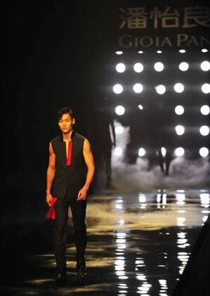 (151031) -- BEIJING, Oct. 31, 2015 -- A model presents a creation designed by Gioia Pan during the China Fashion Week in Beijing, capital of China, Oct. 31, 2015. ) (yxb) CHINA-BEIJING-FASHION WEEK (CN) XiaoxXiao 