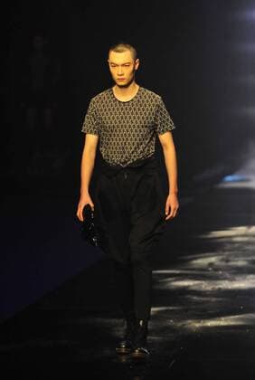 (151031) -- BEIJING, Oct. 31, 2015 -- A model presents a creation designed by Gioia Pan during the China Fashion Week in Beijing, capital of China, Oct. 31, 2015. ) (yxb) CHINA-BEIJING-FASHION WEEK (CN) XiaoxXiao 