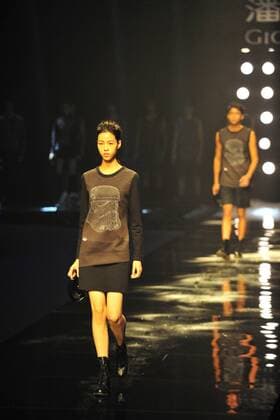 (151031) -- BEIJING, Oct. 31, 2015 -- Models present creations designed by Gioia Pan during the China Fashion Week in Beijing, capital of China, Oct. 31, 2015. ) (yxb) CHINA-BEIJING-FASHION WEEK (CN) XiaoxXiao 