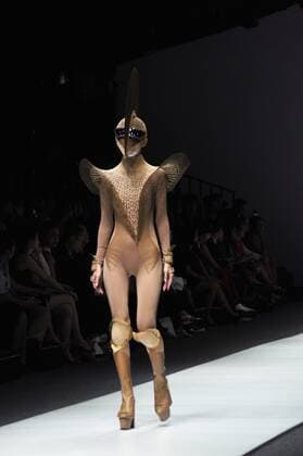 Oct. 30, 2015 - Jakarta, Indonesia - A model wears design by Rinaldi A Yunardi during the Jakarta Fashion Week 2016 at Senayan City. The accessory resembled of recycled paper are packed into the ropes and fiber fabrics and elements metal.dengan theme The Lady Warrior Jakarta Indonesia - ZUMAp133