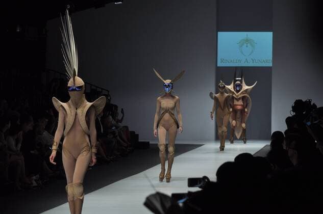 Oct. 30, 2015 - Jakarta, Indonesia - A model wears design by Rinaldi A Yunardi during the Jakarta Fashion Week 2016 at Senayan City. The accessory resembled of recycled paper are packed into the ropes and fiber fabrics and elements metal.dengan theme The Lady Warrior Jakarta Indonesia - ZUMAp133