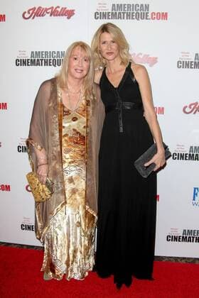 Laura Dern und ihre Mutter Diane Ladd beim Cinematheque Award am 30.10.2015 in Los Angeles 29th Annual American Cinematheque Award Honoring R.Witherspoon in Los Angeles, 2015 