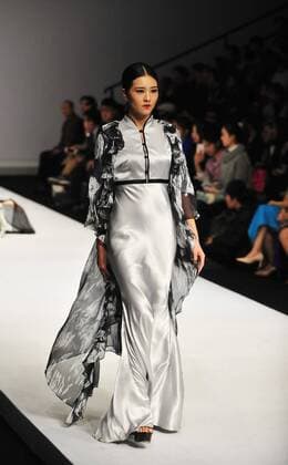Oct. 31, 2015 -- A model displays a creation of Chantel Gong Gong Hangyu Finery Collection during the 2016 China Fashion Week S S in Beijing, China, Oct. 31, 2015. ) (zhs) CHINA-BEIJING-FASHION-GONG HANGYU (CN) XiaoxXiao 