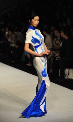 Oct. 31, 2015 -- A model displays a creation of Chantel Gong Gong Hangyu Finery Collection during the 2016 China Fashion Week S S in Beijing, China, Oct. 31, 2015. ) (zhs) CHINA-BEIJING-FASHION-GONG HANGYU (CN) XiaoxXiao 