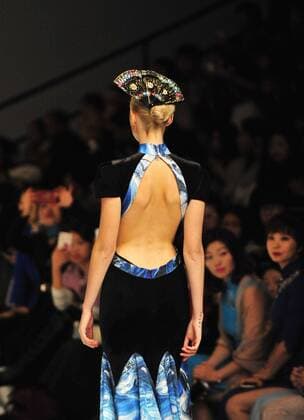 Oct. 31, 2015 -- A model displays a creation of Chantel Gong Gong Hangyu Finery Collection during the 2016 China Fashion Week S S in Beijing, China, Oct. 31, 2015. ) (zhs) CHINA-BEIJING-FASHION-GONG HANGYU (CN) XiaoxXiao 