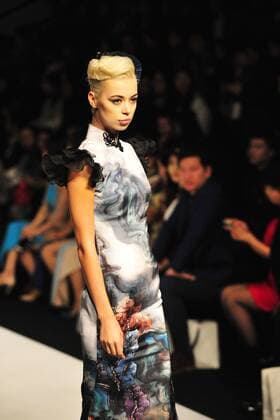 Oct. 31, 2015 -- A model displays a creation of Chantel Gong Gong Hangyu Finery Collection during the 2016 China Fashion Week S S in Beijing, China, Oct. 31, 2015. ) (zhs) CHINA-BEIJING-FASHION-GONG HANGYU (CN) XiaoxXiao 