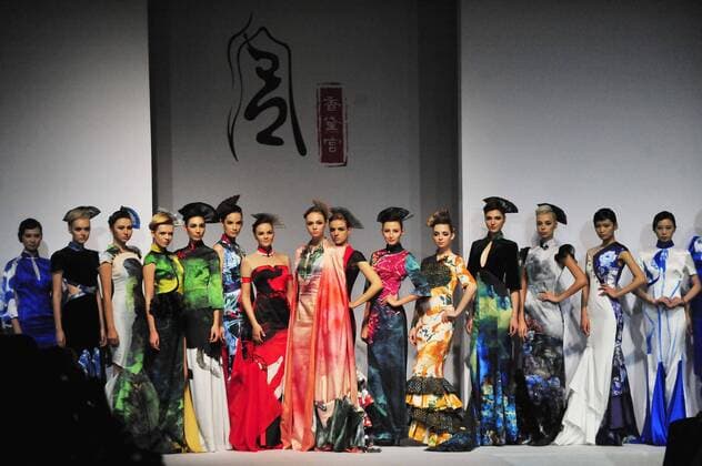 Oct. 31, 2015 -- Models display creations of Chantel Gong Gong Hangyu Finery Collection during the 2016 China Fashion Week S S in Beijing, China, Oct. 31, 2015. ) (zhs) CHINA-BEIJING-FASHION-GONG HANGYU (CN) XiaoxXiao 