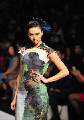 Oct. 31, 2015 -- A model displays a creation of Chantel Gong Gong Hangyu Finery Collection during the 2016 China Fashion Week S S in Beijing, China, Oct. 31, 2015. ) (zhs) CHINA-BEIJING-FASHION-GONG HANGYU (CN) XiaoxXiao 