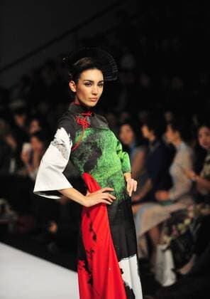 Oct. 31, 2015 -- A model displays a creation of Chantel Gong Gong Hangyu Finery Collection during the 2016 China Fashion Week S S in Beijing, China, Oct. 31, 2015. ) (zhs) CHINA-BEIJING-FASHION-GONG HANGYU (CN) XiaoxXiao 