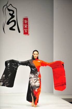 Oct. 31, 2015 -- A model displays a creation of Chantel Gong Gong Hangyu Finery Collection during the 2016 China Fashion Week S S in Beijing, China, Oct. 31, 2015. ) (zhs) CHINA-BEIJING-FASHION-GONG HANGYU (CN) XiaoxXiao 