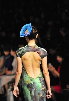 Oct. 31, 2015 -- A model displays a creation of Chantel Gong Gong Hangyu Finery Collection during the 2016 China Fashion Week S S in Beijing, China, Oct. 31, 2015. ) (zhs) CHINA-BEIJING-FASHION-GONG HANGYU (CN) XiaoxXiao 