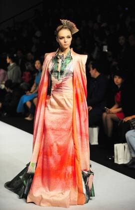 Oct. 31, 2015 -- A model displays a creation of Chantel Gong Gong Hangyu Finery Collection during the 2016 China Fashion Week S S in Beijing, China, Oct. 31, 2015. ) (zhs) CHINA-BEIJING-FASHION-GONG HANGYU (CN) XiaoxXiao 