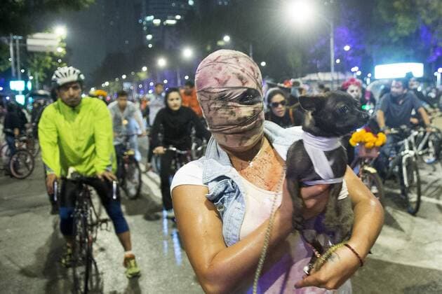 Oct. 31, 2015 - Mexico City, Mexico City, MX - Mexicans begin with their celebrations for the day of the dead, DÃƒÂ­a de los muertos, with a costume parade all along Paseo de la Reforma avenue on bikes. Mexico City MX - ZUMAa136