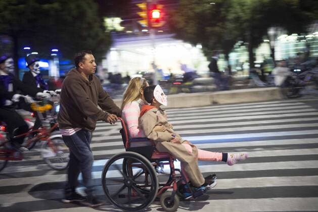 Oct. 31, 2015 - Mexico City, Mexico City, MX - Mexicans begin with their celebrations for the day of the dead, DÃƒÂ­a de los muertos, with a costume parade all along Paseo de la Reforma avenue on bikes. Mexico City MX - ZUMAa136