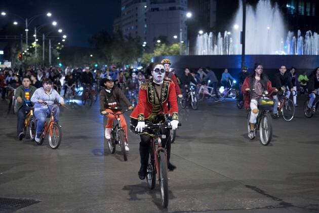Oct. 31, 2015 - Mexico City, Mexico City, MX - Mexicans begin with their celebrations for the day of the dead, DÃƒÂ­a de los muertos, with a costume parade all along Paseo de la Reforma avenue on bikes. Mexico City MX - ZUMAa136