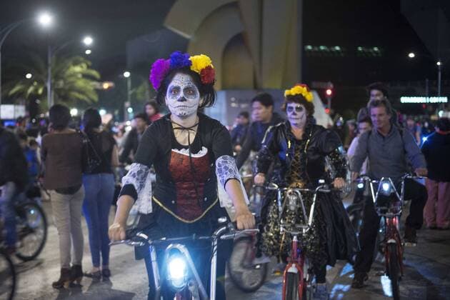 Oct. 31, 2015 - Mexico City, Mexico City, MX - Mexicans begin with their celebrations for the day of the dead, DÃƒÂ­a de los muertos, with a costume parade all along Paseo de la Reforma avenue on bikes. Mexico City MX - ZUMAa136