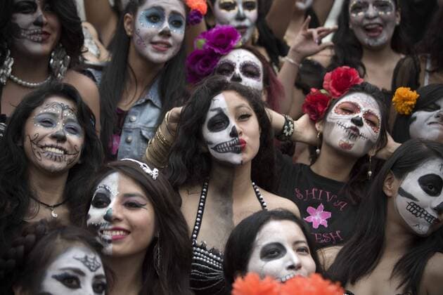 Oct. 31, 2015 -- People take part in the Parade of Catrinas and Catrines as part of the celebrations for the Day of the Dead, in Mexico City, capital of Mexico, on Oct. 31, 2015. Alejandro Ayala) (jp) (fnc) MEXICO-MEXICO CITY-SOCIETY-DAY OF THE DEAD e AlejandroxAyala 