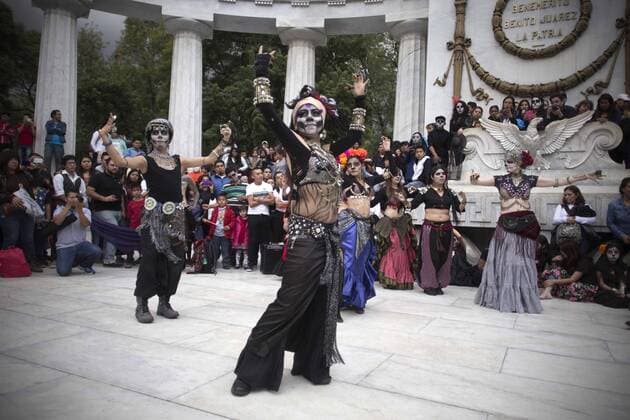 Oct. 31, 2015 -- People take part in the Parade of Catrinas and Catrines as part of the celebrations for the Day of the Dead, in Mexico City, capital of Mexico, on Oct. 31, 2015. Alejandro Ayala) (jp) (fnc) MEXICO-MEXICO CITY-SOCIETY-DAY OF THE DEAD e AlejandroxAyala 