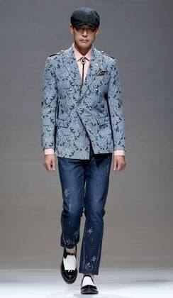 (151101) -- BEIJING, Nov. 1, 2015 -- A model presents a creation of the Henry Herbert Liu Yong Private Custom Collection during the China Fashion Week in Beijing, capital of China, Nov. 1, 2015. ) (yxb) CHINA-BEIJING-FASHION WEEK(CN) ChenxJianli 