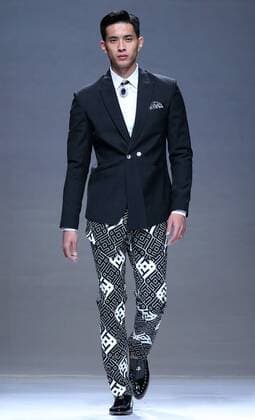 (151101) -- BEIJING, Nov. 1, 2015 -- A model presents a creation of the Henry Herbert Liu Yong Private Custom Collection during the China Fashion Week in Beijing, capital of China, Nov. 1, 2015. ) (yxb) CHINA-BEIJING-FASHION WEEK(CN) ChenxJianli 