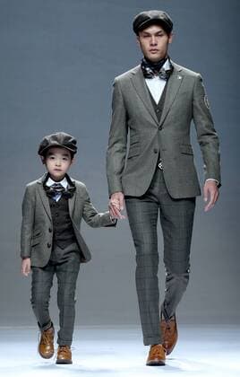 (151101) -- BEIJING, Nov. 1, 2015 -- Models present creations of the Henry Herbert Liu Yong Private Custom Collection during the China Fashion Week in Beijing, capital of China, Nov. 1, 2015. ) (yxb) CHINA-BEIJING-FASHION WEEK(CN) ChenxJianli 