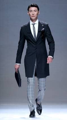 (151101) -- BEIJING, Nov. 1, 2015 -- A model presents a creation of the Henry Herbert Liu Yong Private Custom Collection during the China Fashion Week in Beijing, capital of China, Nov. 1, 2015. ) (yxb) CHINA-BEIJING-FASHION WEEK(CN) ChenxJianli 