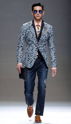 (151101) -- BEIJING, Nov. 1, 2015 -- A model presents a creation of the Henry Herbert Liu Yong Private Custom Collection during the China Fashion Week in Beijing, capital of China, Nov. 1, 2015. ) (yxb) CHINA-BEIJING-FASHION WEEK(CN) ChenxJianli 