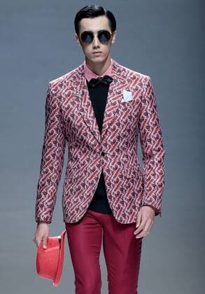 (151101) -- BEIJING, Nov. 1, 2015 -- A model presents a creation of the Henry Herbert Liu Yong Private Custom Collection during the China Fashion Week in Beijing, capital of China, Nov. 1, 2015. ) (yxb) CHINA-BEIJING-FASHION WEEK(CN) ChenxJianli 