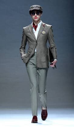 (151101) -- BEIJING, Nov. 1, 2015 -- A model presents a creation of the Henry Herbert Liu Yong Private Custom Collection during the China Fashion Week in Beijing, capital of China, Nov. 1, 2015. ) (yxb) CHINA-BEIJING-FASHION WEEK(CN) ChenxJianli 
