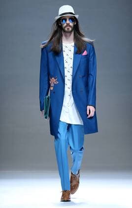 (151101) -- BEIJING, Nov. 1, 2015 -- A model presents a creation of the Henry Herbert Liu Yong Private Custom Collection during the China Fashion Week in Beijing, capital of China, Nov. 1, 2015. ) (yxb) CHINA-BEIJING-FASHION WEEK(CN) ChenxJianli 