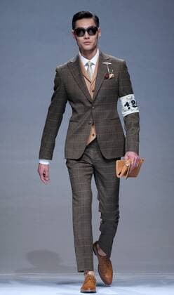 (151101) -- BEIJING, Nov. 1, 2015 -- A model presents a creation of the Henry Herbert Liu Yong Private Custom Collection during the China Fashion Week in Beijing, capital of China, Nov. 1, 2015. ) (yxb) CHINA-BEIJING-FASHION WEEK(CN) ChenxJianli 