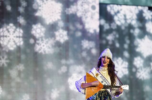 Oct. 31, 2015 -- Nadezda Bychkova from Russia sings a song during the final of the 27th Miss Model of the World (MMW) Contest in Shenzhen, south China s Guangdong Province, Oct. 31, 2015. Bychkova won the 3rd runner-up. The MMW Contest, founded by Mr. Suha Alpayli in Istanbul in 1988, is a world famous international pageant contest. )(wjq) CHINA-GUANGDONG-MISS MODEL OF THE WORLD (CN) MaoxSiqian 