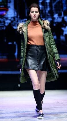 (151101) -- BEIJING, Nov. 1, 2015 -- A model presents a creation of the LINC Collection by designer Lin Na during the China Fashion Week in Beijing, capital of China, Nov. 1, 2015. ) (wjq) CHINA-BEIJING-FASHION WEEK(CN) ChenxJianli 