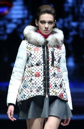 (151101) -- BEIJING, Nov. 1, 2015 -- A model presents a creation of the LINC Collection by designer Lin Na during the China Fashion Week in Beijing, capital of China, Nov. 1, 2015. ) (wjq) CHINA-BEIJING-FASHION WEEK(CN) ChenxJianli 
