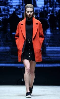 (151101) -- BEIJING, Nov. 1, 2015 -- A model presents a creation of the LINC Collection by designer Lin Na during the China Fashion Week in Beijing, capital of China, Nov. 1, 2015. ) (wjq) CHINA-BEIJING-FASHION WEEK(CN) ChenxJianli 