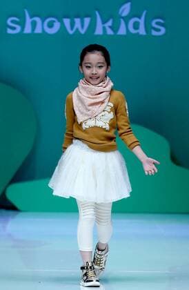 (151101) -- BEIJING, Nov. 1, 2015 -- A child shows a creation of Showkids Chen Juanhong Children s Wear Collection during China Fashion Week in Beijing, capital of China, Nov. 1, 2015. ) (zkr) CHINA-BEIJING-FASHION WEEK(CN) ChenxJianli 